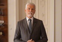 Pavel zahájil Forum 2000: Ve videu vytáhl oblek. Za tričko u voleb do něj šila Bubílková