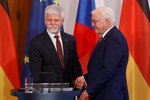 Německý prezident míří na Hrad za Pavlem. Uctí i památku obětí střelby na FF UK