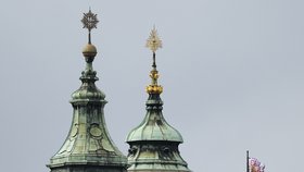 Prezidentská standarta vlaje nad Pražským hradem v den inaugurace prezidenta Petra Pavla, 9. března 2023.