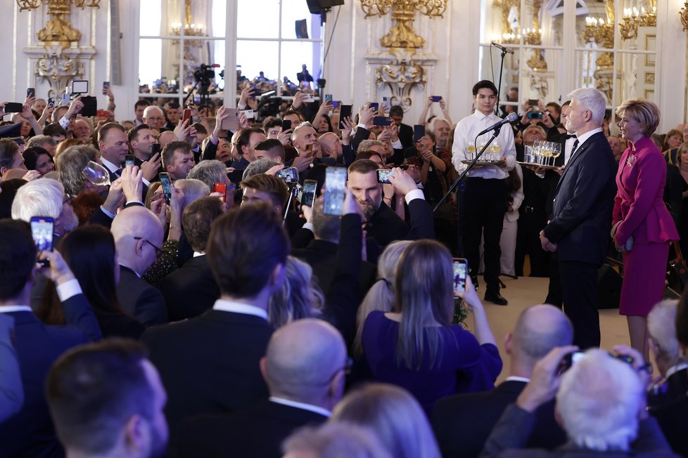Inaugurace Petra Pavla. Přátelské setkání s hosty na číši vína ve Španělském sále (9. 3. 2023)