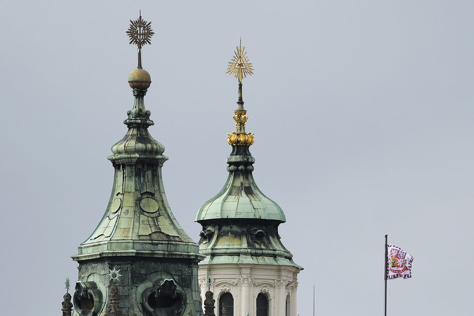 Prezidentská standarta vlaje nad Pražským hradem v den inaugurace prezidenta Petra Pavla, 9. března 2023.
