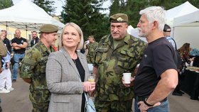 Tankový den v Lešanech: Prezident Petr Pavel a ministraně obrany Jana Černochová. (2.9.2023)