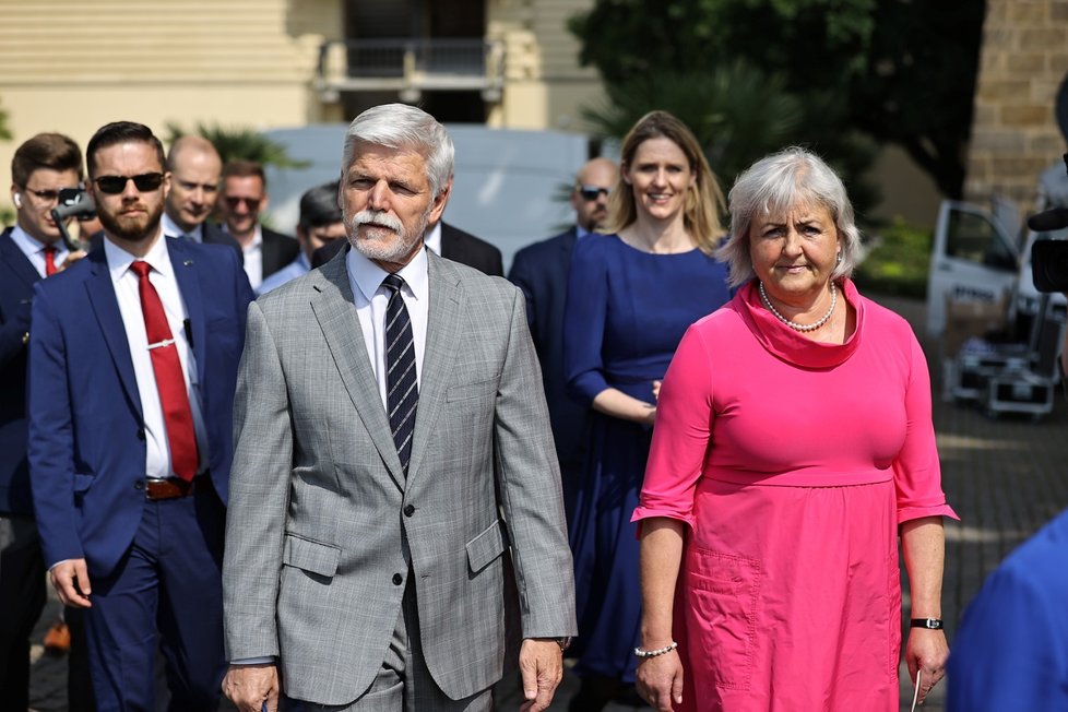 Prezident Petr Pavel přichází na tiskovou konferenci ke 100 dním v úřadu. Po jeho boku šéfka kanceláře Jana Vohralíková (15.6.2023)