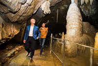 Pavel na jižní Moravě: Procházka jeskyní i propastí Macocha, speciální brož pro první dámu a slova o konsolidačním balíčku
