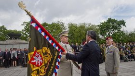 Nový náčelník generálního štábu Josef Bečvář převzal na pražském Vítkově od svého předchůdce Petra Pavla funkci.