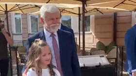V Kadani se prezident Petr Pavel vyfotil s hluchoněmou holčičkou, která je jeho fanynkou.