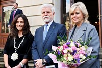 Petr Pavel v Karlovarském kraji: Kytice pro Evu i návštěva slavné sklárny