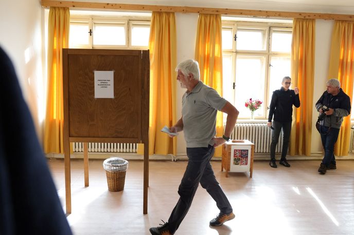 Prezident Petr Pavel u komunálních voleb v Černoučku. (9.10.2026) Prezident Petr Pavel u komunálních voleb v Černoučku. (9.10.2026)