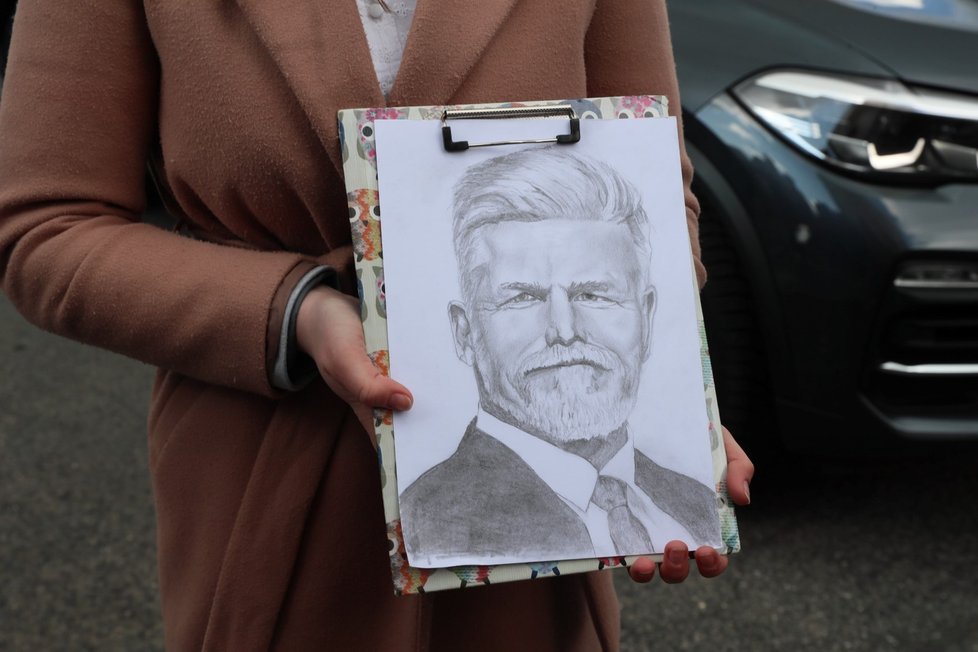 Návštěva Petra Pavla v Libereckém kraji - dívka přinesla prezidentův portrét. (26. 4. 2023)