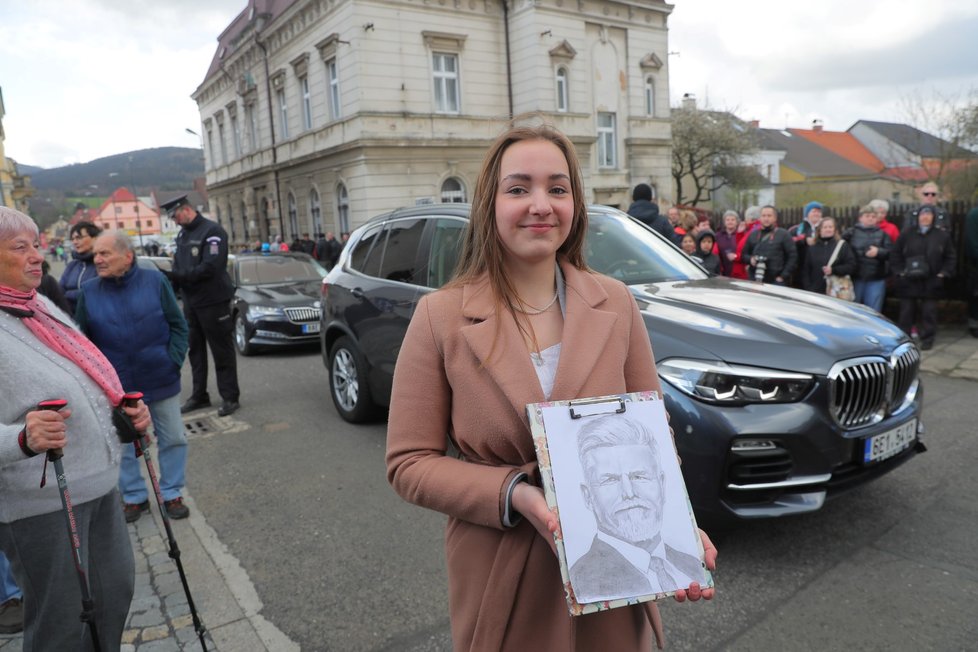 Návštěva Petra Pavla v Libereckém kraji - dívka přinesla prezidentův portrét. (26. 4. 2023)