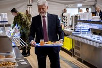 Petr Pavel s manželkou Evou v Lotyšsku: Oběd s českými ženisty v jídelně a přesun do Litvy