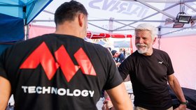 Prezident Petr Pavel během pobytu v Maroku navštívil bivak českého týmu MM Technology.