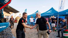 Prezident Petr Pavel během pobytu v Maroku navštívil bivak českého týmu MM Technology.