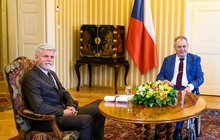 Dva čeští prezidenti u jednoho stolu v Lánech: Pavel se sešel se Zemanem