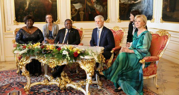 Pavel s první dámou přivítali na Hradě exotickou návštěvu: Dorazil prezident Mosambiku