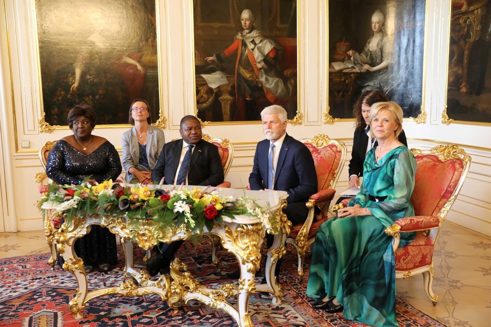 Prezident Petr Pavel s první dámou přivítal na Pražském hradě prezidenta Mosambiku Filipeho Nyusiho (7.8.2023)