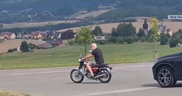 Prezidentský hazard na motorce: Petr Pavel jel bez helmy. Přiznal „hloupost“ a omluvil se