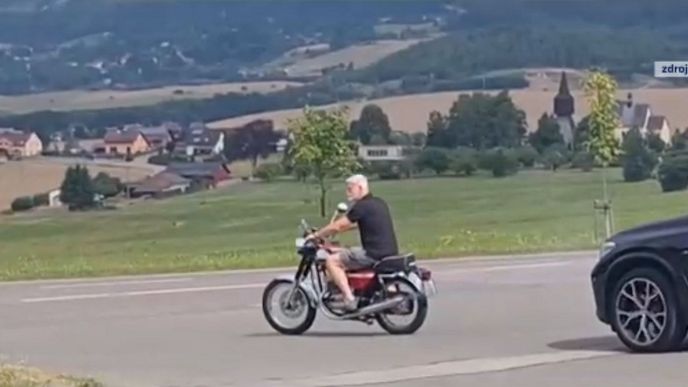 Prezident Petr Pavel na motorce bez přilby.