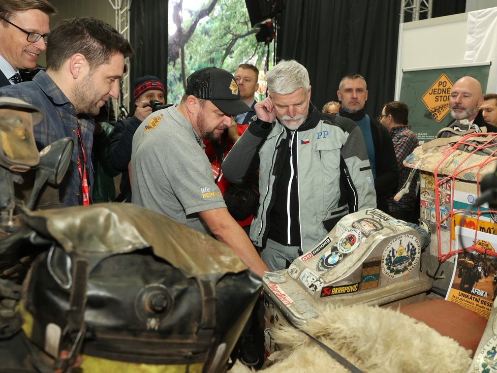 Petr Pavel zahájil motorkářský veletrh v Praze na motorce (2.3.2023).