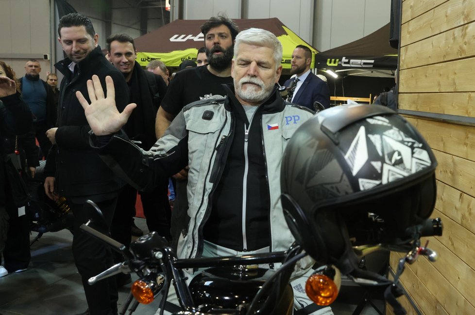 Petr Pavel zahájil motorkářský veletrh v Praze na motorce (2.3.2023).