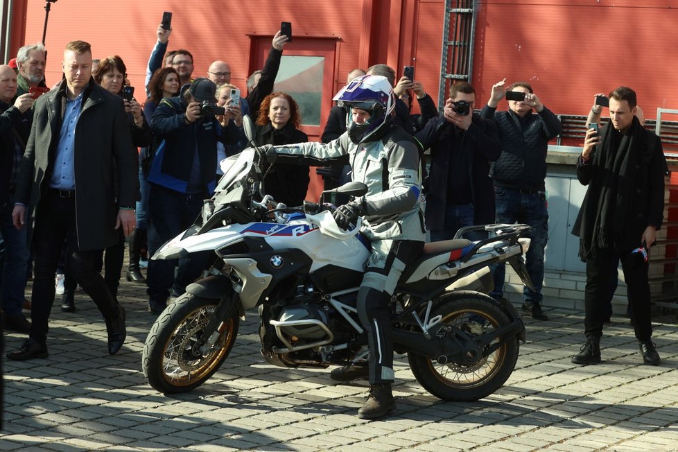 Petr Pavel zahájil motorkářský veletrh v Praze na motorce (2.3.2023)