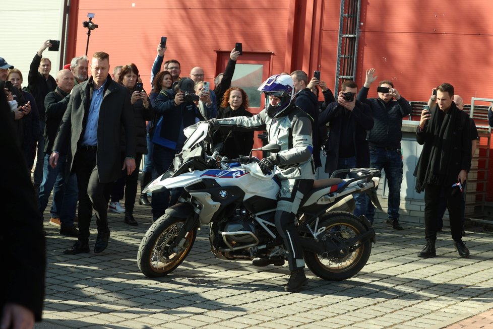 Petr Pavel zahájil motorkářský veletrh v Praze na motorce (2.3.2023).