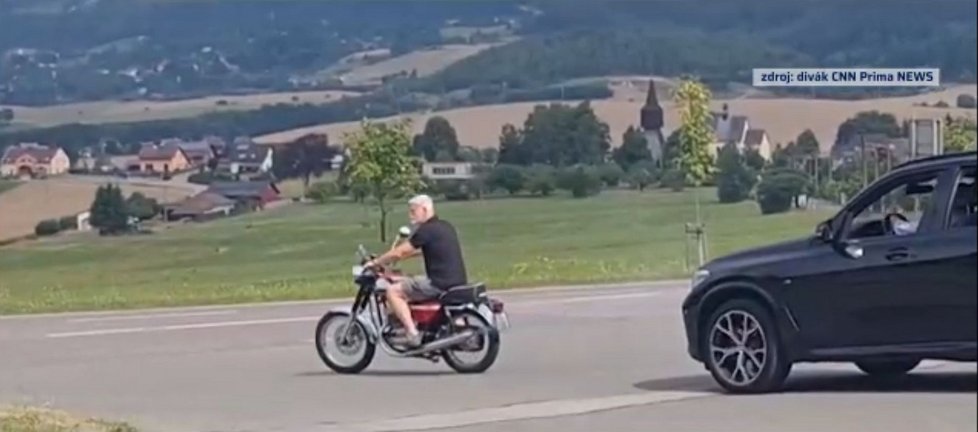 Prezident Petr Pavel na motorce bez přilby.