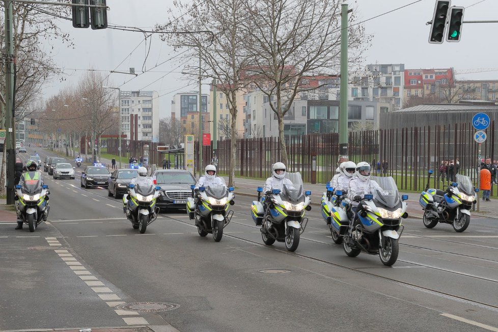 Policejní kolona, která hlídá prezidenta Petra Pavla v Berlíně (21.3.2023).