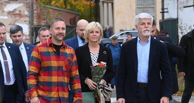 Pavel s manželkou Evou v továrně na flanelky. Na Olomoucku zavítal i mezi žáky či vojáky