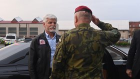 Petr Pavel při návštěvě Olomouckého kraje zavítal i mezi vojáky (31.10.2023)