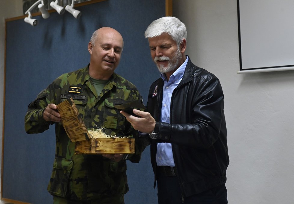 Petr Pavel při návštěvě Olomouckého kraje zavítal i mezi vojáky (31.10.2023)