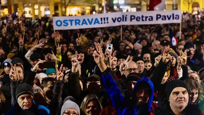 Na setkání s prezidentským kandidátem Petrem Pavlem dorazily na Masarykovo náměstí v Ostravě tisíce lidí
