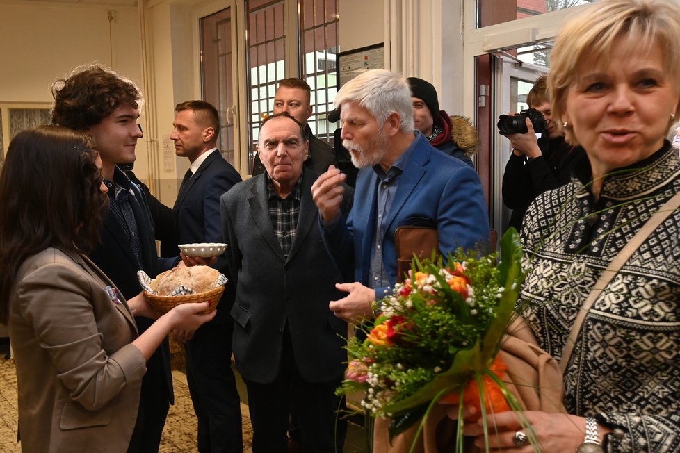 Zvolený prezident Petr Pavel besedoval se studenty gymnázia v Ostrově v rámci své návštěvy Karlovarského kraje.