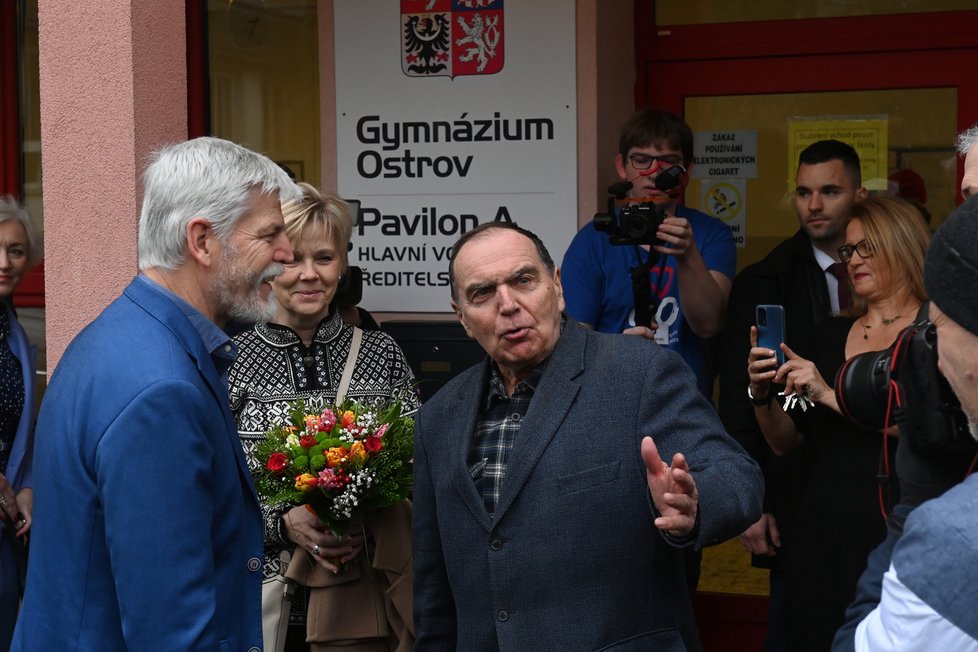 Zvolený prezident Petr Pavel besedoval se studenty gymnázia v Ostrově v rámci své návštěvy Karlovarského kraje