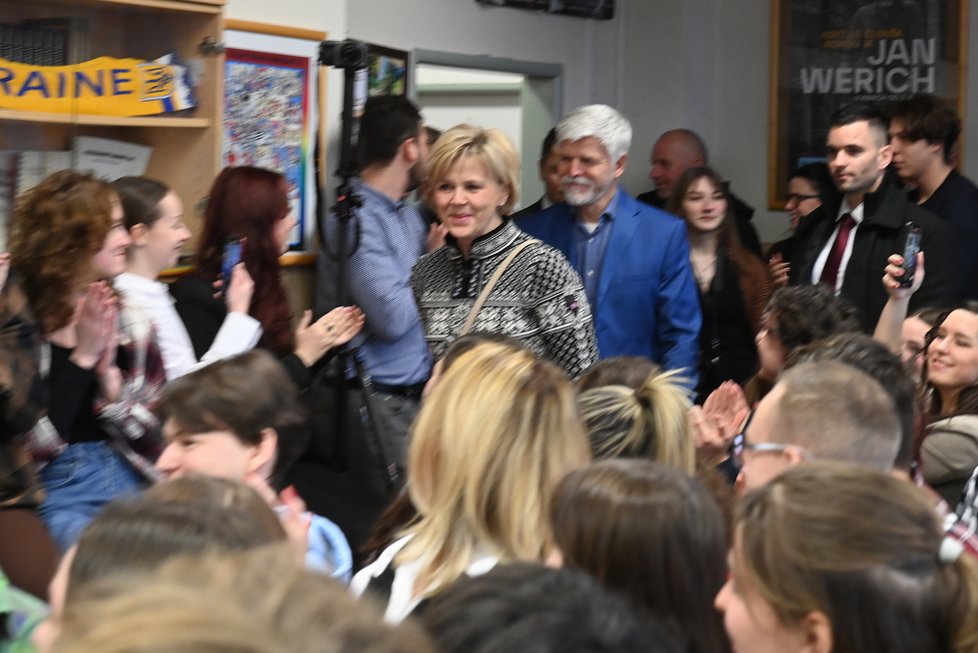 Zvolený prezident Petr Pavel besedoval se studenty gymnázia v Ostrově v rámci své návštěvy Karlovarského kraje.