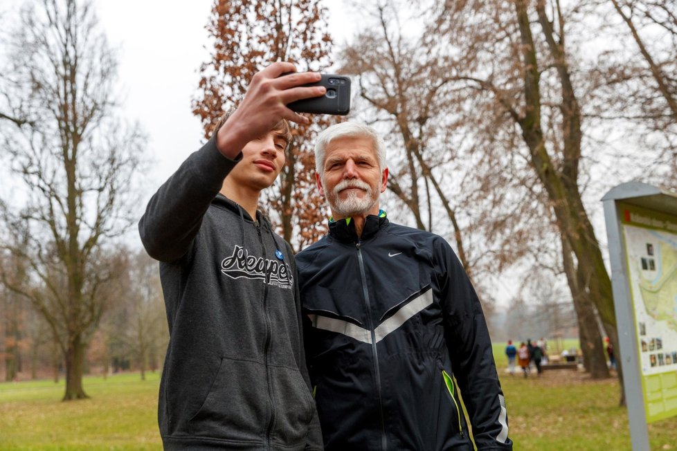 Den s prezidentským kandidátem: Petr Pavel během ranního běhu s občany ČR (prosinec 2022)