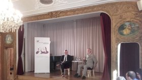 Generál Petr Pavel na čtvrteční debatě v Praze. Vedle něj bývalý velvyslanec v Rusku a USA Petr Kolář.