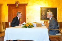 Fiala u Pavla na Hradě: Probrali platy vojáků a policistů i dostavbu Dukovan