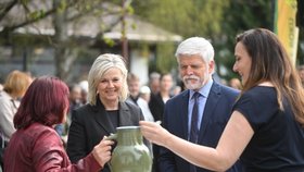 Petr Pavel s Evou v Písečné, v Pardubickém kraji navštívil Vesnici roku.