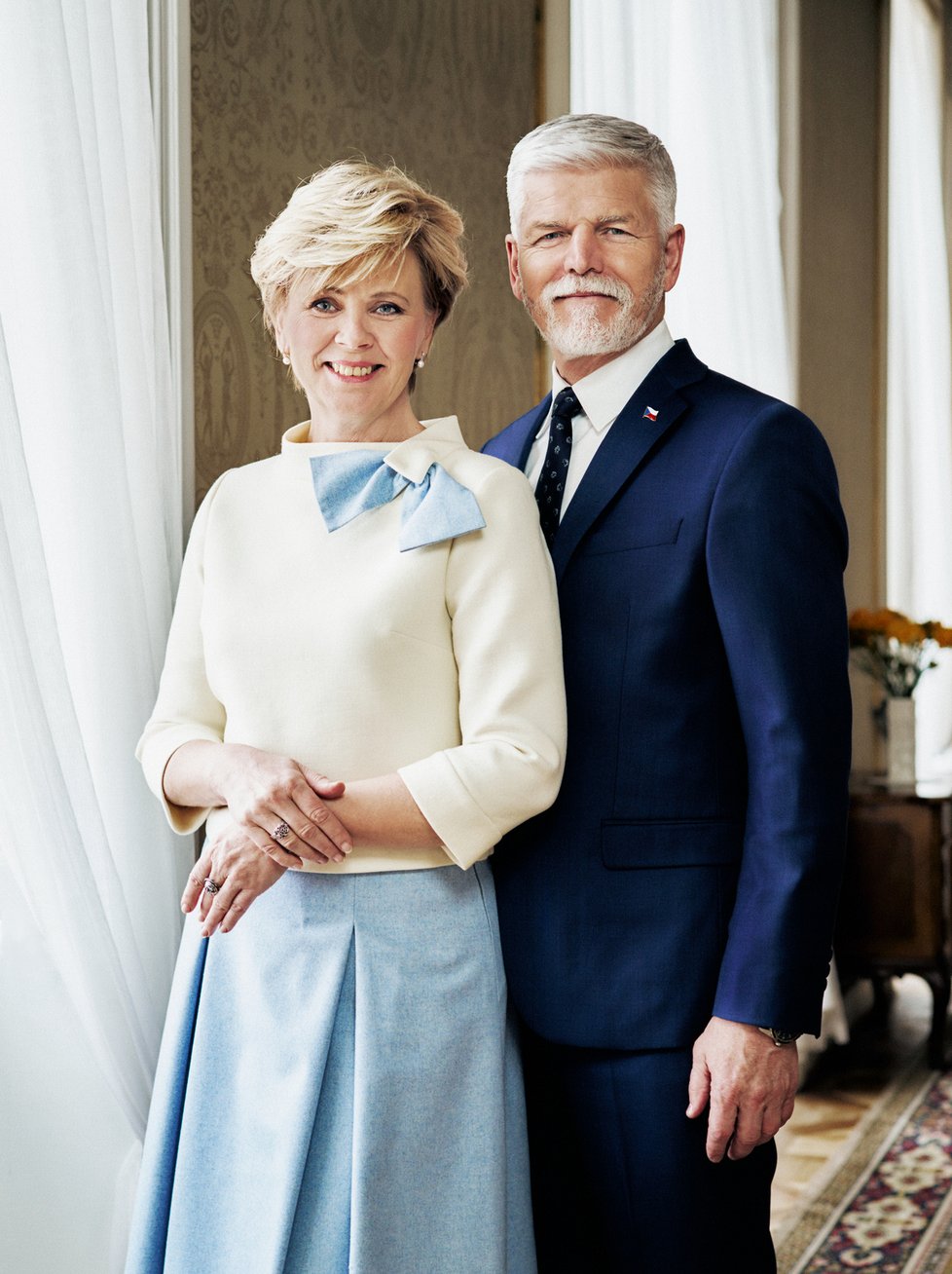 Oficiální portrét prezidenta Petra Pavla s manželkou Evou