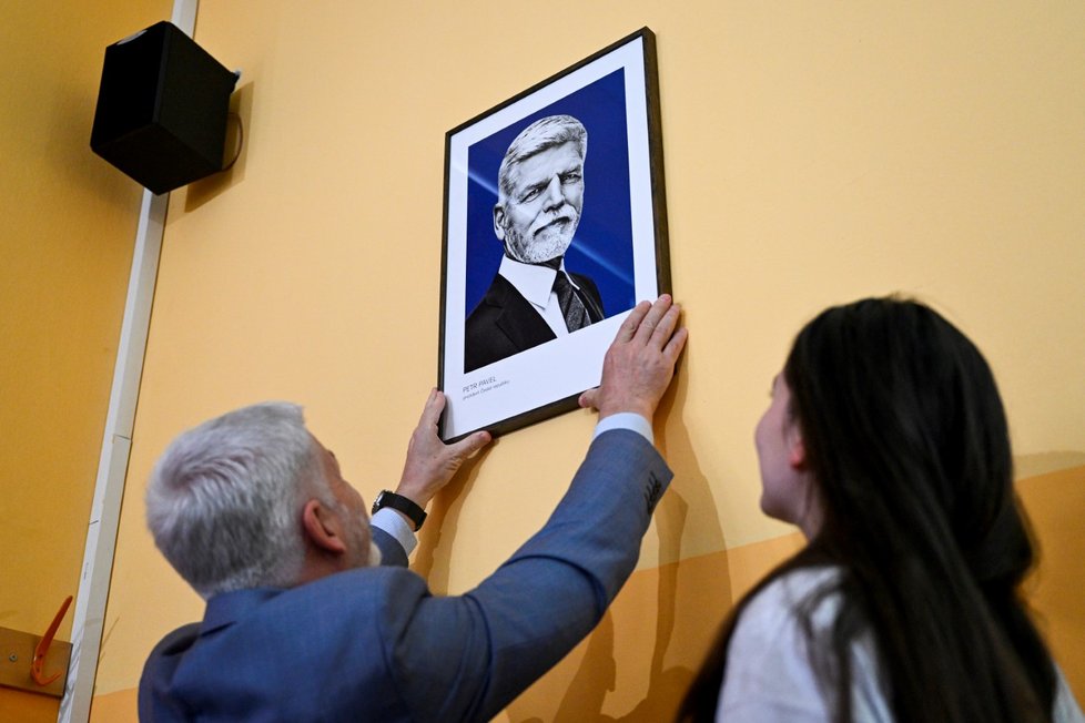 Prezident Petr Pavel pověsil svůj portrét ve škole. (3.5.2023)