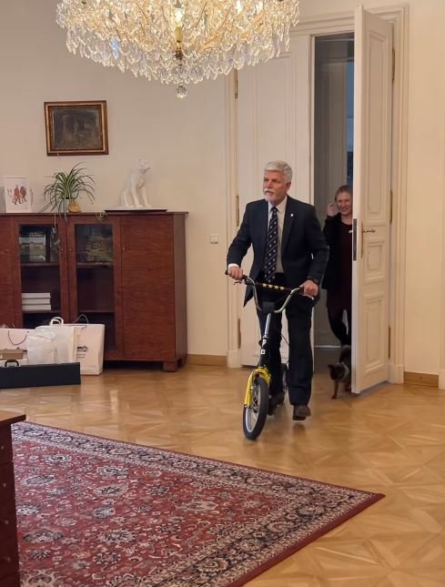 Prezident Petr Pavel se po Pražském hradě projíždí na koloběžce (31.3.2023)