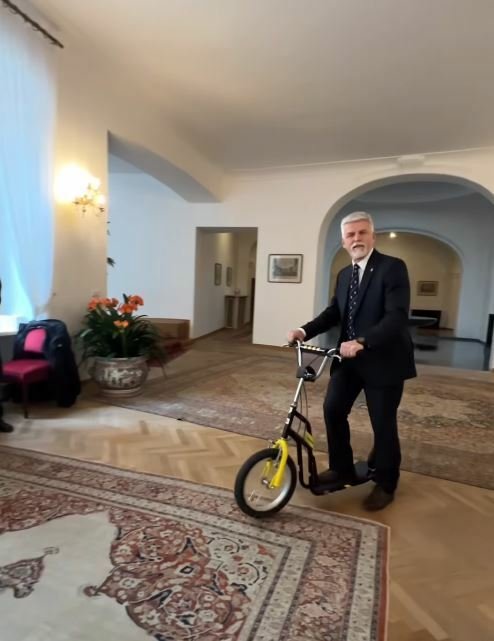 Prezident Petr Pavel se po Pražském hradě projíždí na koloběžce (31.3.2023)