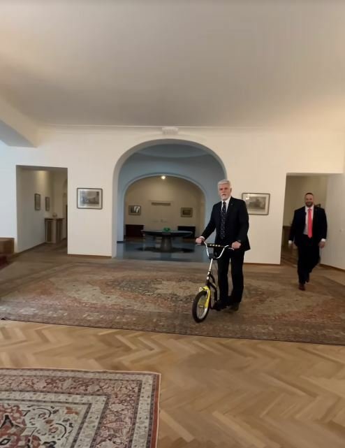 Prezident Petr Pavel se po Pražském hradě projíždí na koloběžce (31.3.2023)