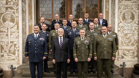 Pavel jmenoval Hlaváče generálem. Na Hradě povýšil 16 mužů včetně šéfa hasičů