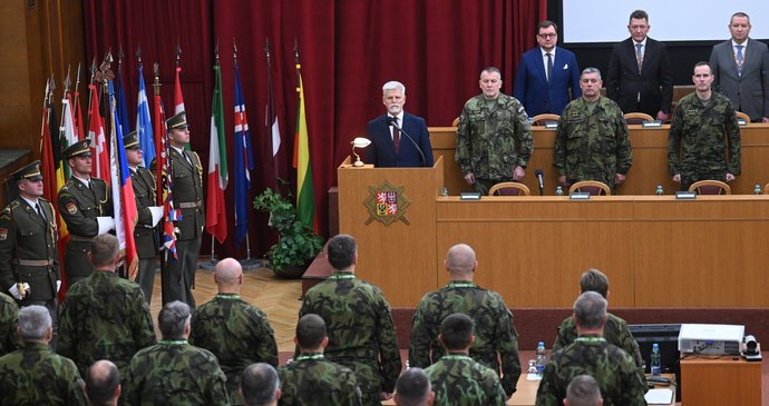 ŽIVĚ: Prezident Pavel poprvé promluví na velitelském shromáždění armády