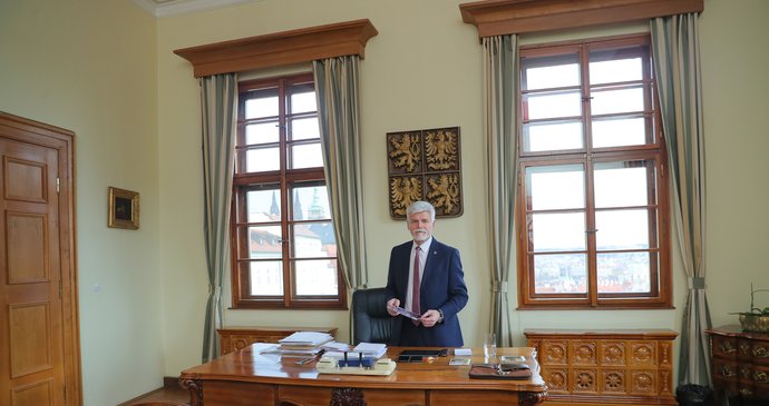 Petr Pavel ve své dočasné kanceláři v Hrzánském paláci