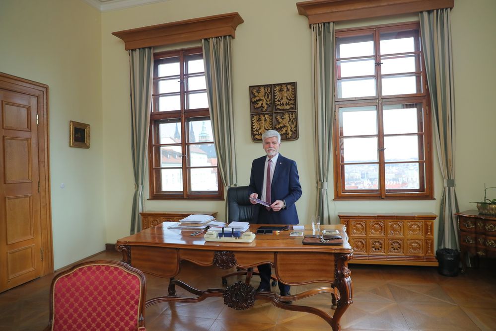 Petr Pavel ve vé dočasné kanceláři v Hrzánském paláci