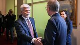 Vysvědčení pro Pavla po roce ve funkci: Jak ho lidi hodnotí v porovnání se Zemanem?