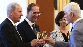 Prezident Petr Pavel (vpravo) jmenoval nové ústavní soudce Danielu Zemanovou, Jana Wintra a Josefa Baxu (vlevo) (5.6.2023)